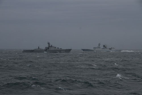 Tàu HQ-011 của Việt Nam và tàu 570 của Trung Quốc chạy gần nhau trong cuộc tìm kiếm cứu nạn